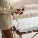 Couverture chauffante Zen Massage sur une table de massage, réglée avec la télécommande